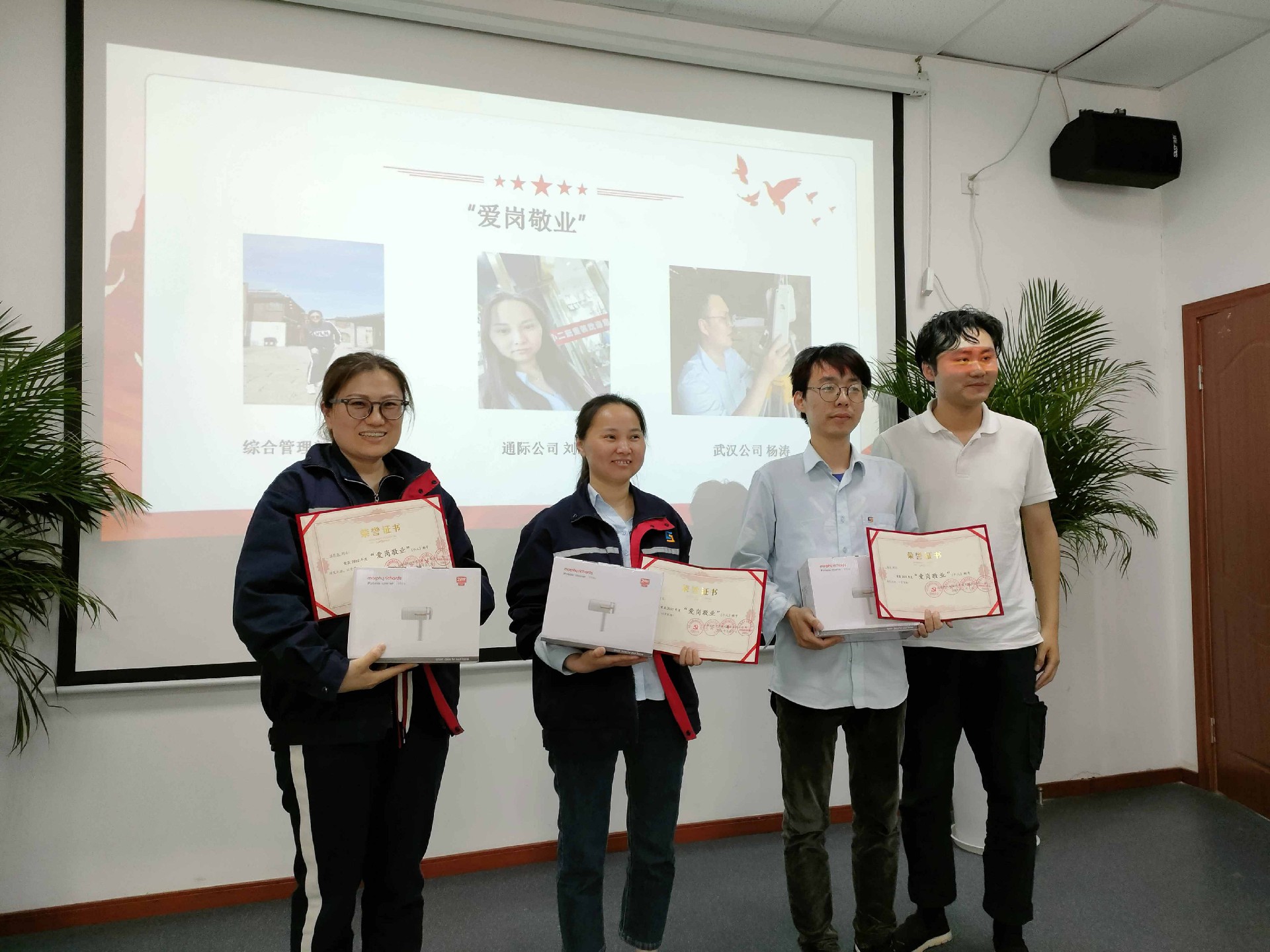 1683193250165671.jpg 五四表彰3-1(1)(1).jpg